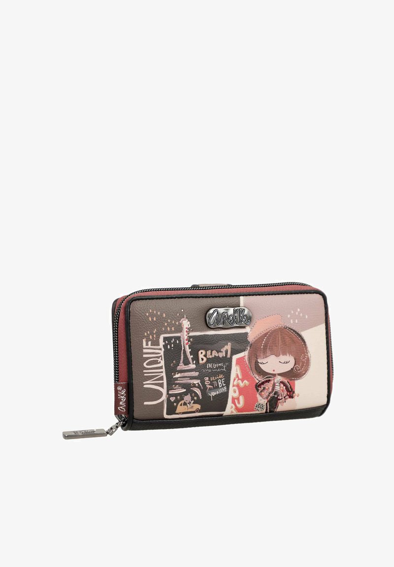 Cartera con cremallera de material sintético, que presenta una ilustración colorida de una niña, la Torre Eiffel y texto. Adornada con una placa de logo.