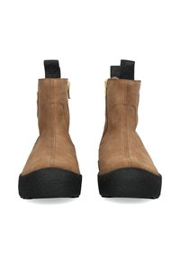 Bruine suède enkelboots hebben zwarte gestructureerde rubberen zolen, gouden ritsen en zwarte lussen voor gemakkelijk aan- en uittrekken. Glad oppervlak met naaddetails.