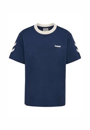 Marineblaues T-Shirt mit kurzen Ärmeln, weißem Rundhalsausschnitt, weißen Chevron-Streifen auf den Ärmeln und kleinem weißen "hummel"-Logo auf der Brust.