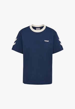 Mørkeblå t-shirt med korte ærmer, hvid rund hals, hvide Chevron-striber på ærmerne og lille hvid "hummel" logo på brystet.