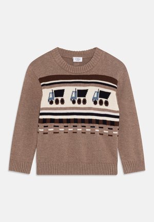 Brun strikket sweater med tre blå og sorte dumperlastbilmønstre samt dekorative horisontale striber hen over brystet og ærmerne.