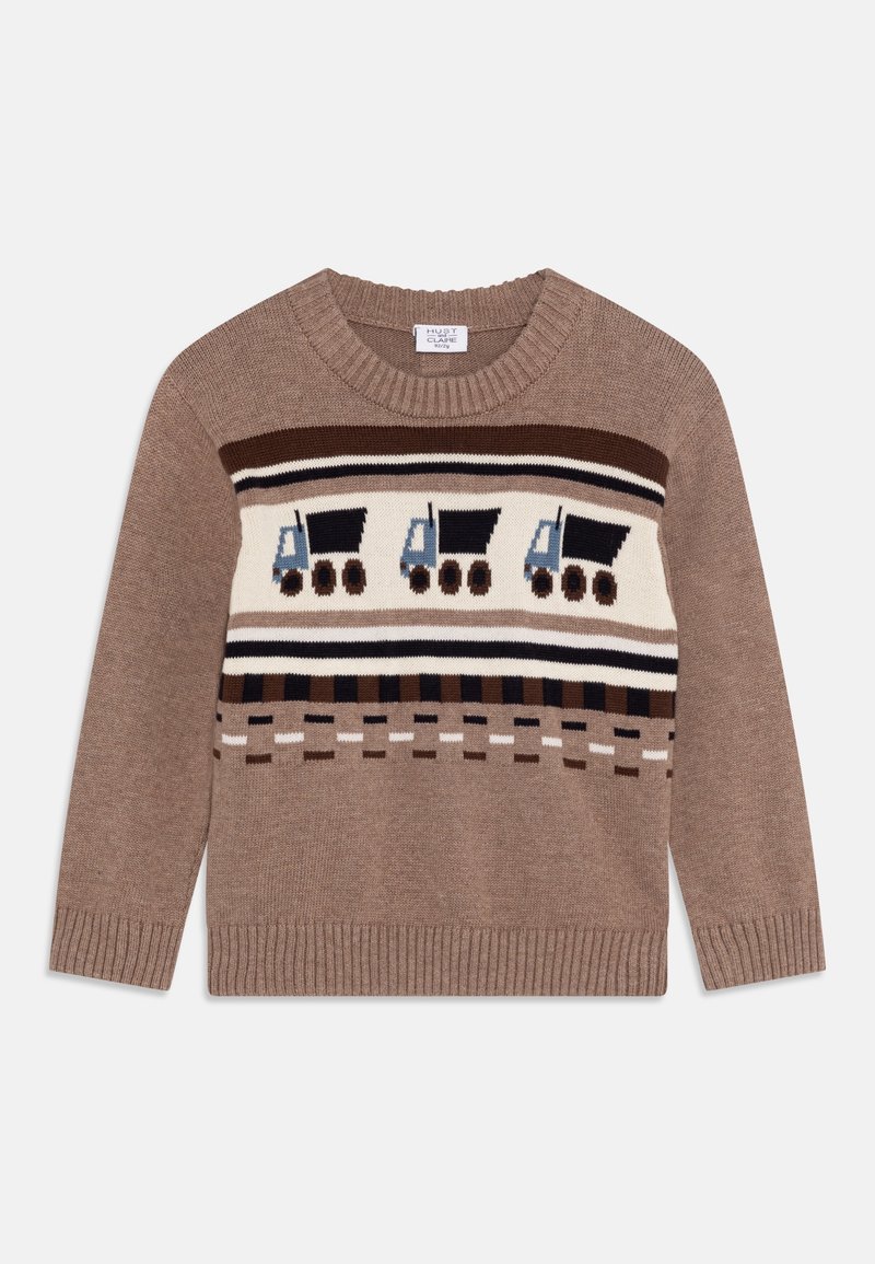 Pull en maille marron avec trois motifs de camions bennes bleus et noirs et des rayures horizontales décoratives sur la poitrine et les manches.