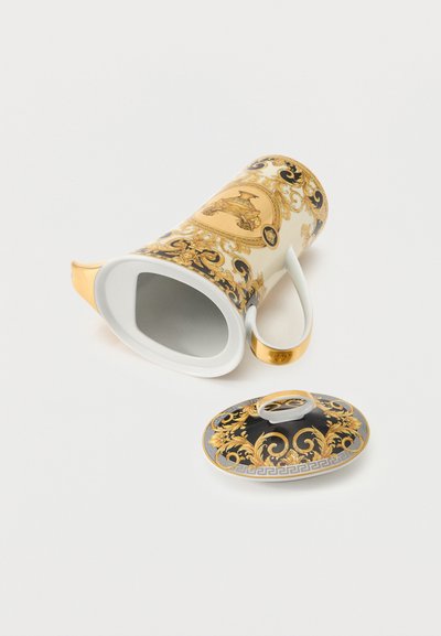 Πορσελάνινος τσαγιερό με περίτεχνο μαύρο, χρυσό και λευκό μπαρόκ σχέδιο, ξαπλωμένο στο πλάι με το αντίστοιχο διακοσμητικό καπάκι δίπλα του.