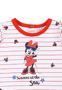 Camisa a rayas blanca y roja con un diseño de un personaje en un vestido rojo, con gafas de sol azules, y un texto que dice "Verano en el Mar".