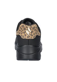 Zwarte sneaker met een lederen hieltab in luipaardprint, een gestructureerde bovenkant en een gevoerde zool met duidelijke groeven.