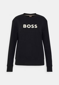 Sudadera negra con cuello redondo, mangas largas y puños acanalados. Presenta un texto blanco intenso "BOSS" en el frente. Tela suave de algodón.