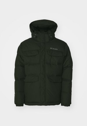 Chaqueta acolchada verde oscura con un alto cuello, múltiples bolsillos frontales y puños elásticos. Presenta cierres de cremallera y automáticos, y un logo en el pecho.