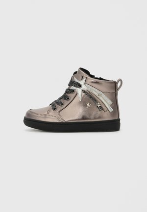 Zapatillas altas de bronce metálico con cordones negros y un diseño de estrella, que presentan una superficie texturizada y una suela de goma. Los acentos incluyen detalles de purpurina plateada.