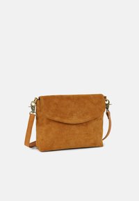 Rechteckige Umhängetasche aus braunem Wildleder mit Klappverschluss und verstellbarem Ledertragegurt, vor einem neutralen Hintergrund.