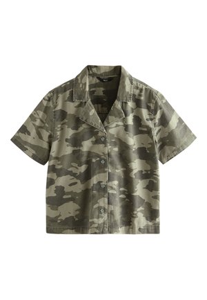 Koszula z krótkim rękawem na guziki w zielono-beżowy wzór kamuflażu. Wykonana z miękkiej tkaniny, z klasycznym kołnierzem i prostym dołem.