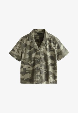 Koszula z krótkim rękawem na guziki w zielono-beżowy wzór kamuflażu. Wykonana z miękkiej tkaniny, z klasycznym kołnierzem i prostym dołem.