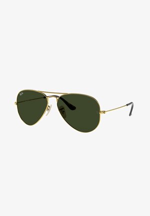 Gafas de sol aviador de metal dorado con lentes verde oscuro; cuentan con un doble puente y patillas delgadas; detalles de goma en las puntas de las patillas para mayor comodidad.