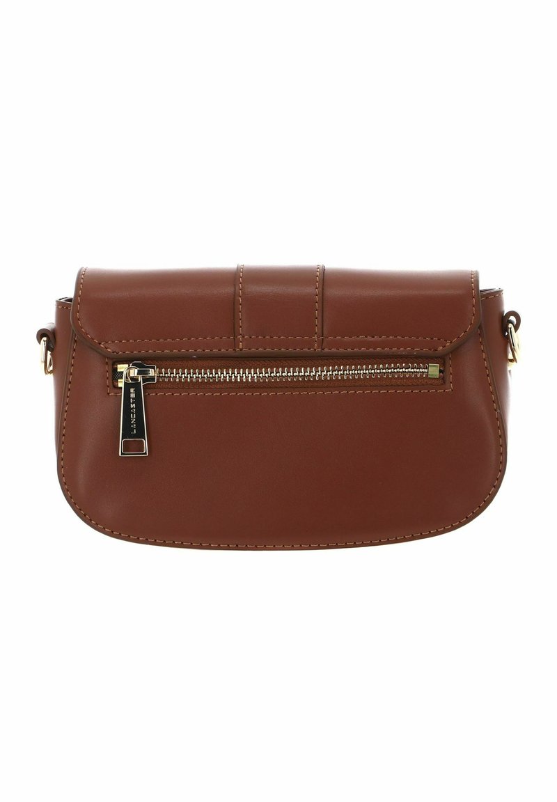 Sac en cuir brun à porter en bandoulière, avec une poche avant zippée, de forme arrondie et des détails de couture délicats. Accents en métal doré inclus.