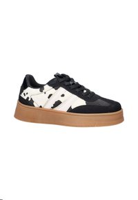 Zwart-witte sneakers met een koeienprint aan de zijkanten, voorzien van een gestructureerde suède bovenkant, platte veters en een gumrubberen zool.