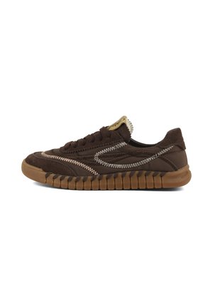 Baskets basses marron décontractées avec couture blanche en zigzag, semelle texturée et lacets sur fond blanc, vue latérale.