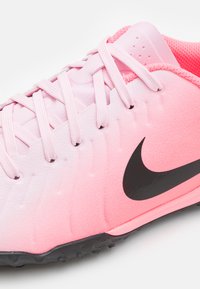 Nike Performance TIEMPO LEGEND ACADEMY  - Botines de fútbol para césped - pink foam/black