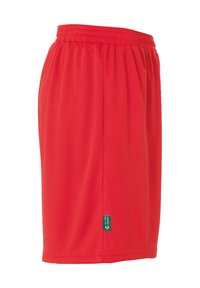 Rode sportshorts van lichtgewicht materiaal met een elastische tailleband en een groene labelaccent aan de zijkant. Eenvoudige, gladde textuur.