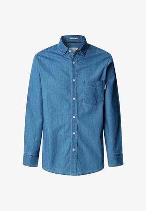 Chemise en denim bleu clair à boutons, à manches longues, avec col, poche poitrine unique et texture subtile. Comprend des boutons blancs et un ourlet arrondi.