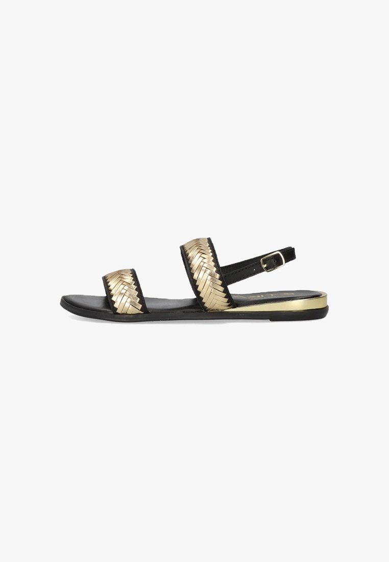 Sandalias negras con dos correas anchas que presentan un acento trenzado dorado, suela plana y hebilla ajustable para un mejor ajuste. Superficie texturizada.