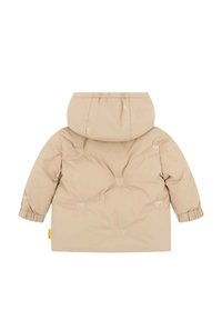 Chaqueta acolchada beige con capucha, con sutil bordado de oso y puños elásticos. Suave textura acolchada, cierre de botón en el cuello.