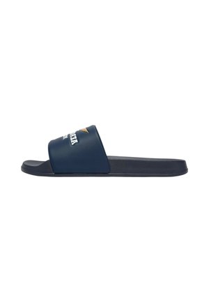 Sandalo slide blu navy con una fascia larga che presenta testo del logo bianco e oro, e suola piatta, mostrato di profilo su sfondo bianco.
