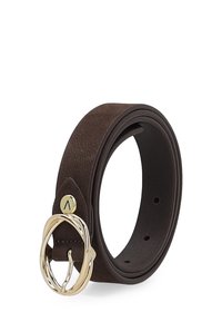 Tmavě hnědý kožený pásek stočený s kulatou zlatou přezkou a malým zlatým emblémem poblíž přezky.