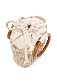 Borsa a secchiello in paglia intrecciata con chiusura in tessuto beige a coulisse. Presenta manici in legno marrone e una finitura liscia e strutturata.