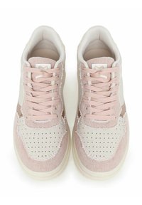 Zapatillas con una combinación de colores en rosa claro y beige, presentando lados perforados, tela texturizada y detalles de costura en contraste.