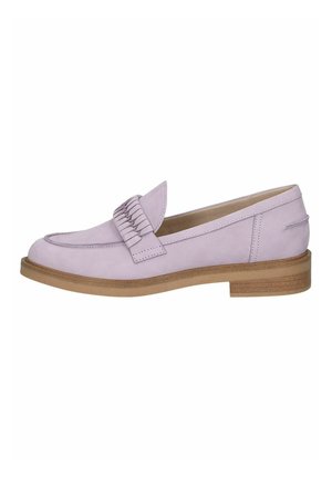 Mocassins en daim lavande avec un accent tressé sur le dessus, semelle en caoutchouc tan plate, et lignes épurées, présentant un design à enfiler.