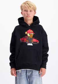 Zwarte hoodie met een cartoonbeer die een rode pet en jas draagt, grafiek van een rode Ferrari op de achtergrond, voorzak, casual pasvorm.