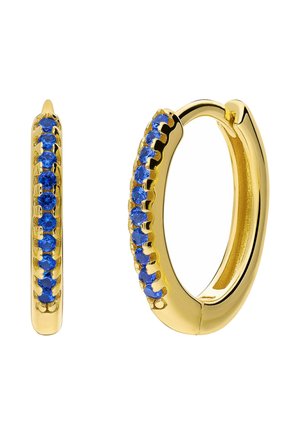 Gouden oorringen met een rij kleine ronde blauwe edelstenen langs de voorste buitenrand, één geopend en één gesloten getoond.