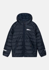 Giacca imbottita blu navy con cappuccio, chiusura a zip, due tasche laterali, dettagli riflettenti e logo del marchio su petto e manica.