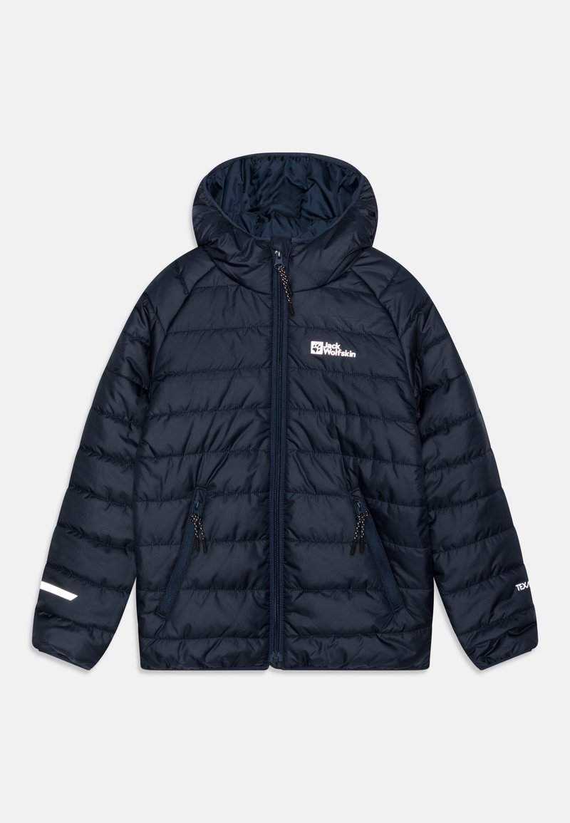 Giacca imbottita blu navy con cappuccio, chiusura a zip, due tasche laterali, dettagli riflettenti e logo del marchio su petto e manica.