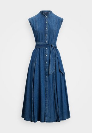Denim ruha galléros nyakkivágással, ujjatlan fazonnal, elöl gombokkal, övvel a deréknál és egy lebegő szoknyával. Mély kék színben.