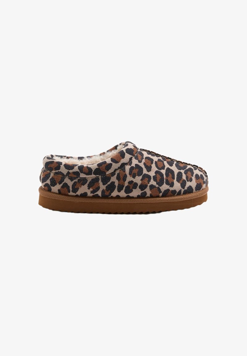 Luipaardprintslipper in tinten van beige, bruin en zwart. Zacht, textuur bovenwerk met een pluche voering en rubberen zool voor grip.