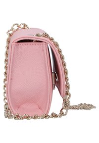 Piccola borsa a tracolla in finta pelle rosa con finitura testurizzata, dotata di una tracolla in catena dorata e forma rettangolare. Dettaglio della chiusura visibile.