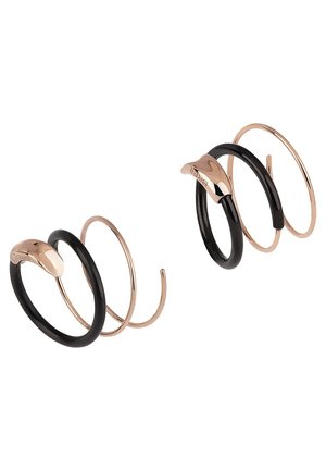 Par af spiralsmykker med sorte og rosagulds sløjfer, med buede rosagulds accenter på toppen.