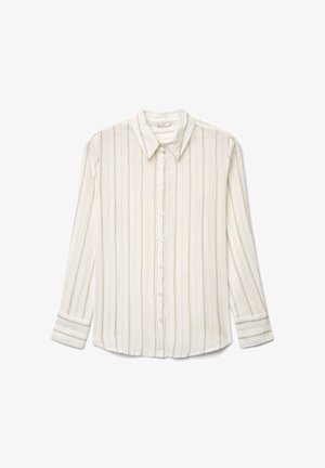 Camicia beige a maniche lunghe con sottili righe verticali marroni, colletto appuntito e bottoni frontali, distesa su una superficie bianca.