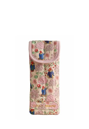 Étui à lunettes rembourré avec une bordure rose, décoré de l'ours Paddington portant un chapeau rouge et un manteau bleu parmi des arbres et des fleurs roses.