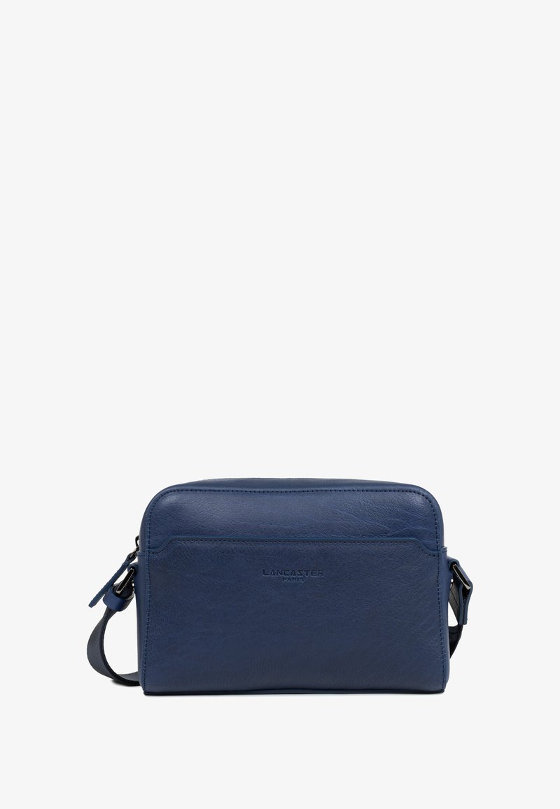 Borsa a tracolla blu in pelle con una texture liscia, chiusura con zip, tracolla regolabile e logo "LANCASTER PARIS" in rilievo sul davanti.