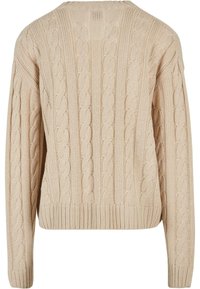 Suéter de punto beige con cuello redondo, puños y dobladillo acanalados. Presenta un patrón texturizado de cables entrelazados en toda la prenda.