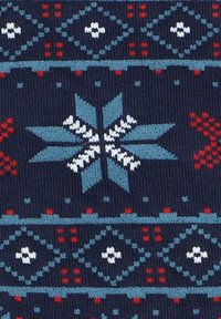 Dziergany materiał z granatowym tłem i wzorami płatków śniegu oraz geometrycznymi w odcieniach niebieskiego, białego i czerwonego, tworzącym teksturowany wygląd.