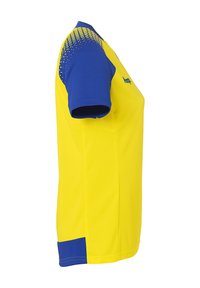 Gul sportstrøje med blå ærmer og detaljer. Har et struktureret gradientmønster på skuldrene. Fremstillet af letvægts, fugttransporterende stof.