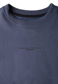 Granatowy sweatshirt z prążkowanym dekoltem okrągłym, z nadrukowanymi współrzędnymi oraz tekstem "ZNAKI ULICZNE" z przodu. Miękka tekstura.