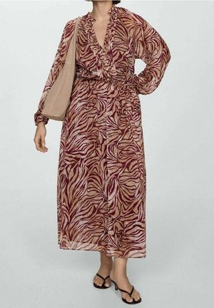 Vestido maxi de tela ligera y transparente con un patrón de cebra en color burdeos y beige, con escote en V, detalle de botones y cinturilla elástica.