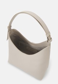 Borsa a tracolla in pelle beige con una finitura liscia, forma curva, tracolla regolabile e tasca interna con zip. Design minimalista con accenti sottili.
