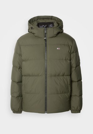 Pufferjakke i olivengrønn, med glidelås foran, hette med snøring, og horisontal quiltet tekstur. Lite logo på øvre venstre.