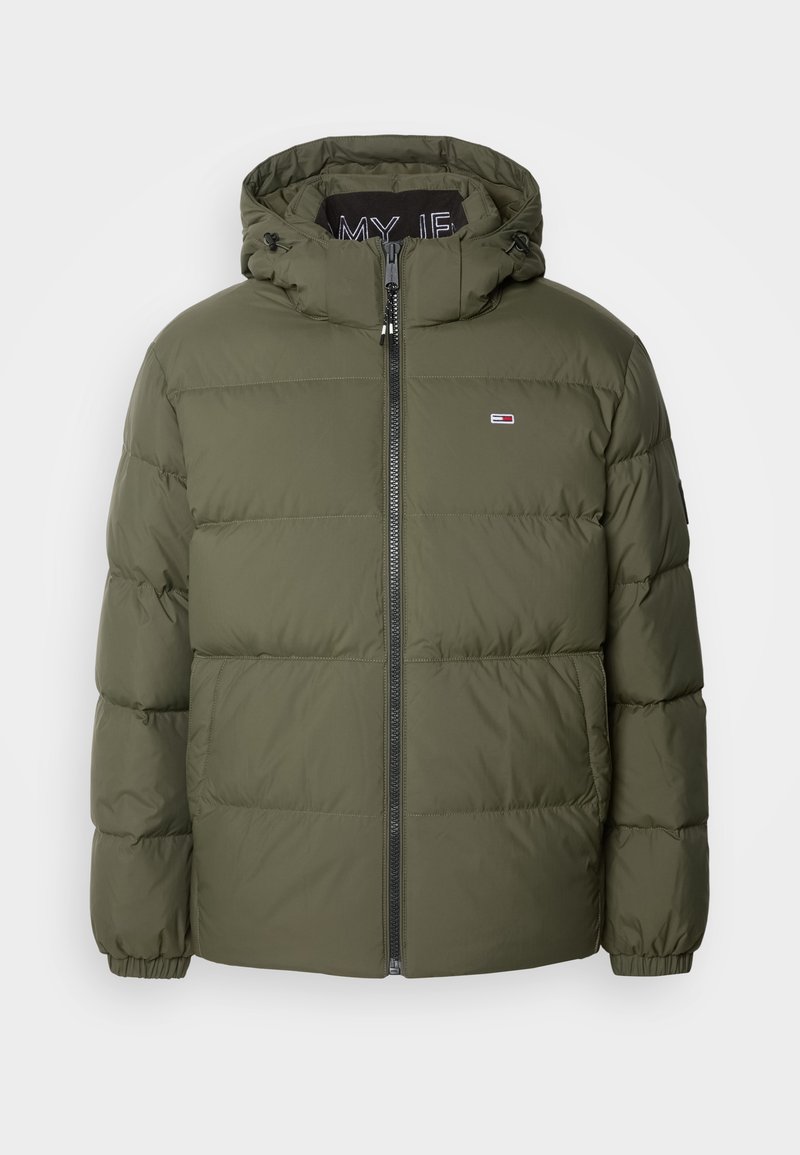 Olivengrüne Pufferjacke mit Reißverschluss vorne, Kapuze mit Kordelzügen und horizontaler Steppung. Kleines Logo oben links.