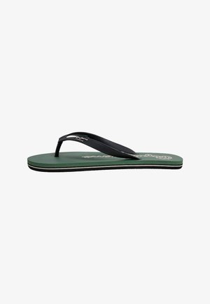 Groene teenslipper met zwarte band en witte cursieve branding op de zool, zijaanzicht op een witte achtergrond.