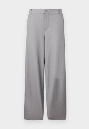 Pantalons larges à rayures grises, avec une fermeture à bouton, des passants de ceinture et des poches latérales, fabriqués à partir d'un tissu léger et lisse.
